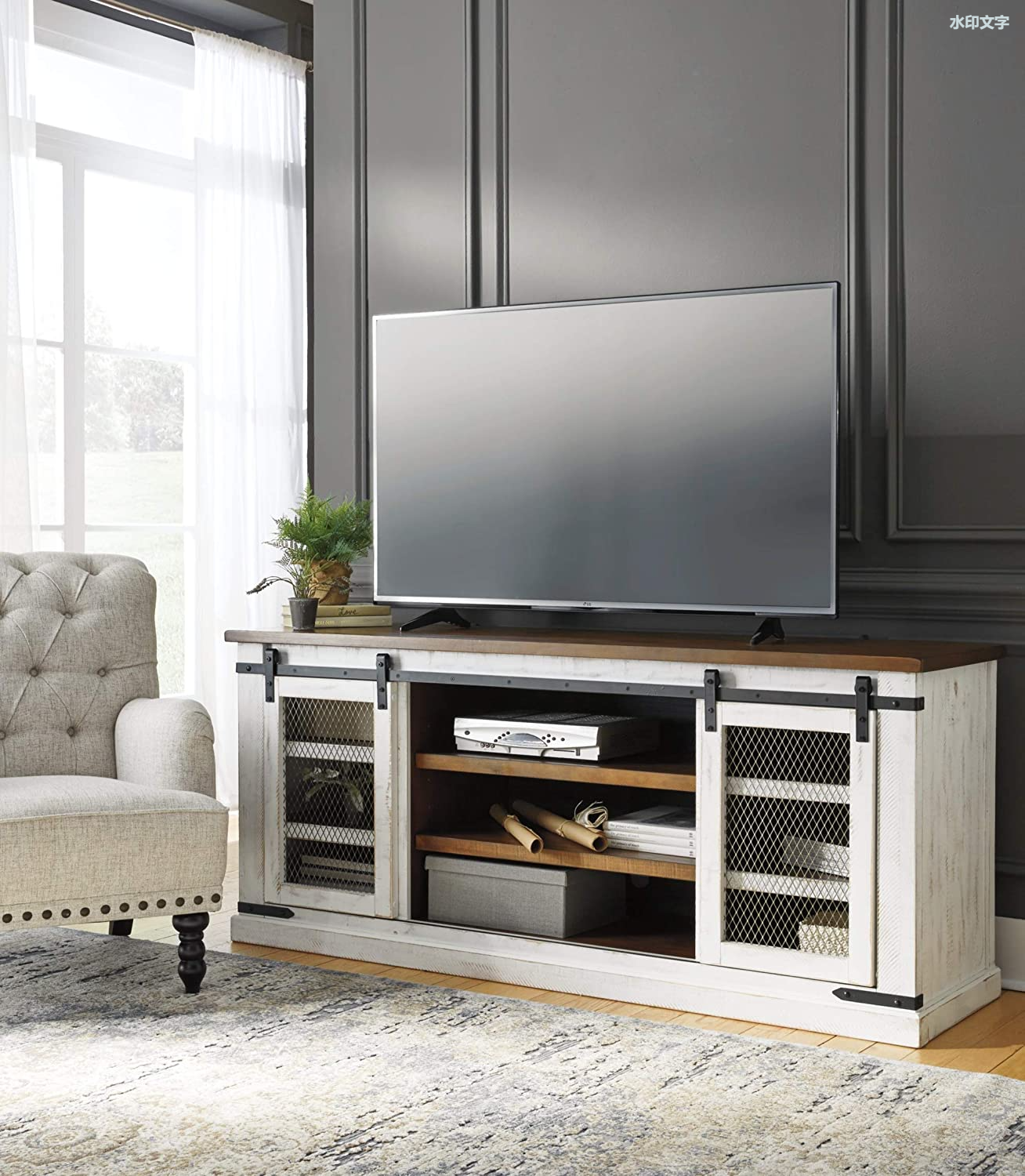 农舍电视柜适合最大 68 英寸的电视，2 个滑动谷仓门和 6 个储物架，白色和棕色，仿旧饰面
